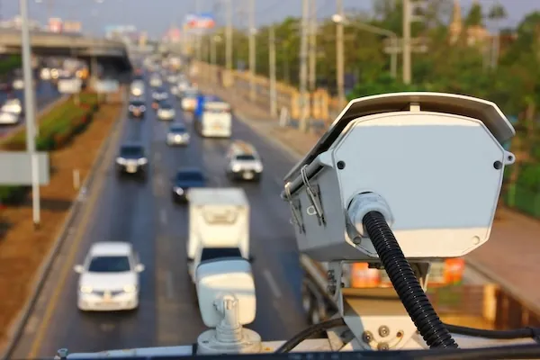 Localizacao-de-veiculos-pela-placa-como-funciona-a-recuperacao-de-veiculos-por-cameras-em-tempo-real-think-data